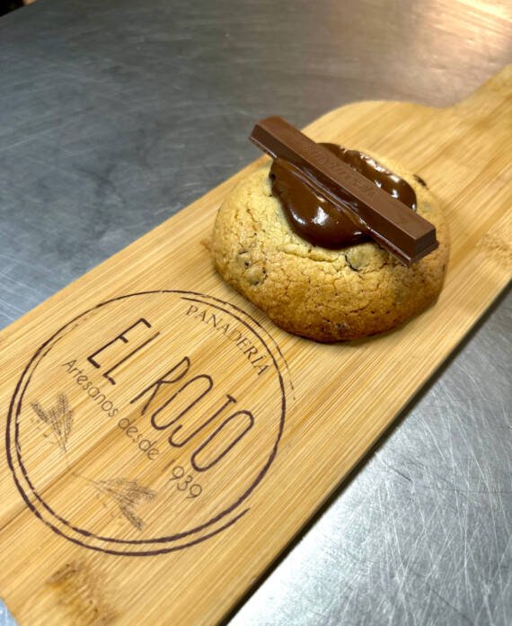 cookie de kitkat en una bandeja